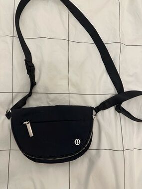 lululemon athletica Black Messenger Crossbody Belt Bag